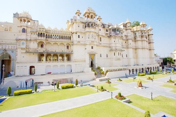 Bada Mahal - Tour and Taxi